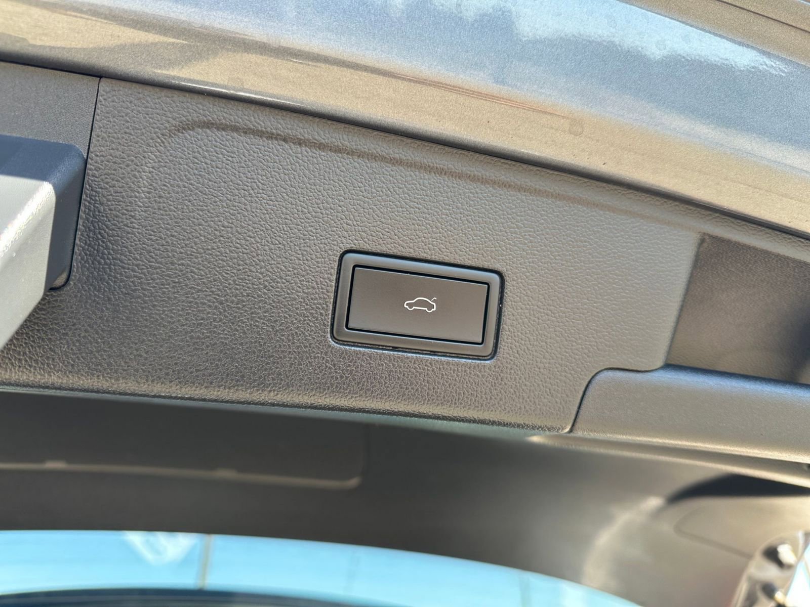 Used 2025 Volkswagen Atlas Cross Sport SE image 23