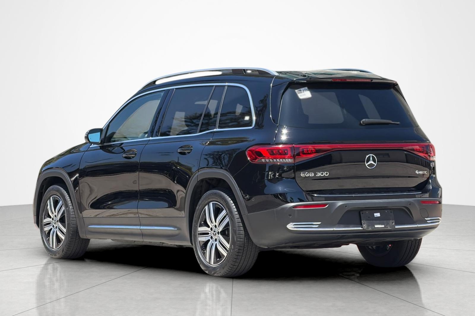 Used 2023 Mercedes-Benz EQB 300 4MATIC image 3