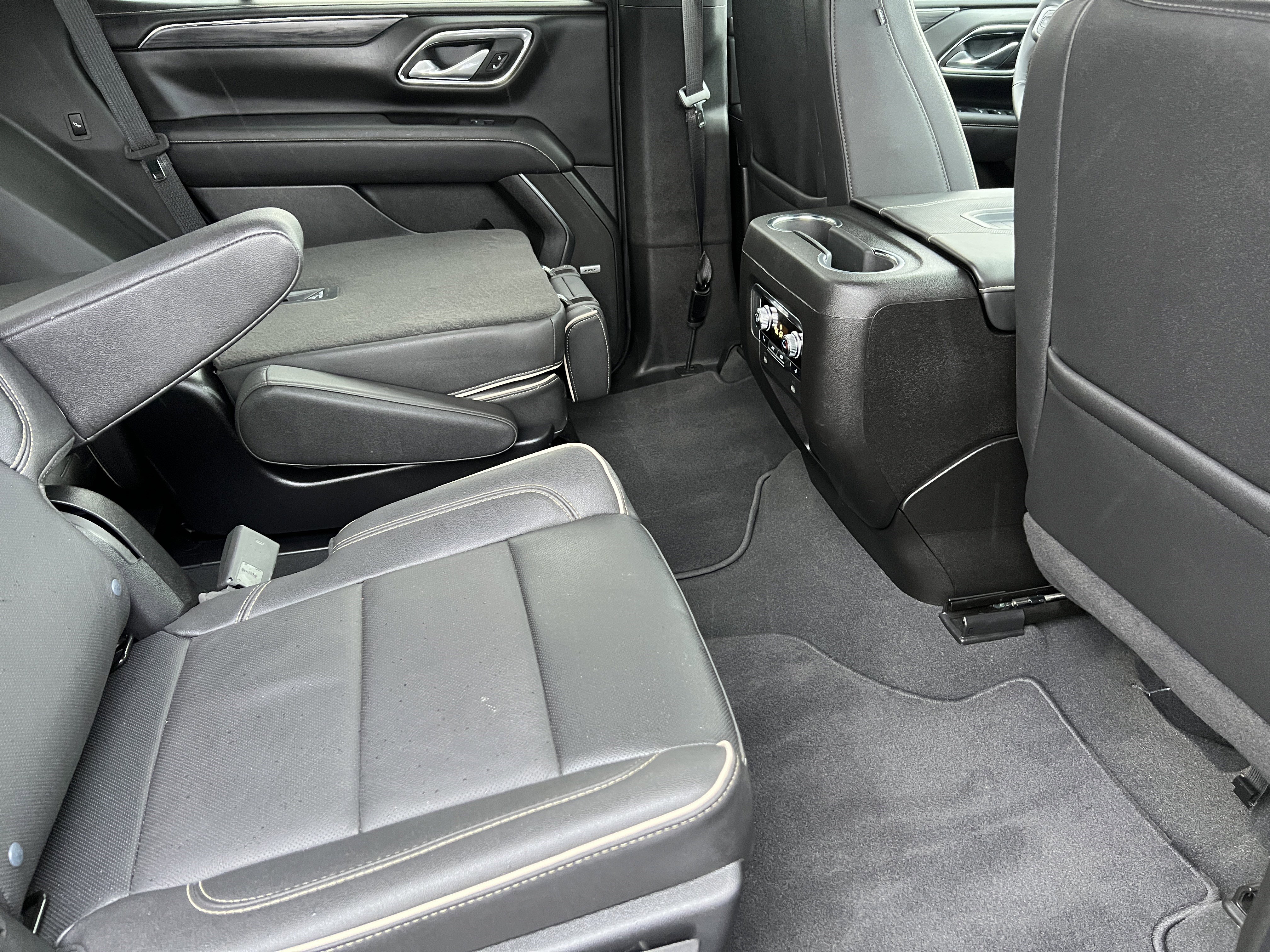 Used 2024 GMC Yukon SLT w/ SLT Luxury Package image 25