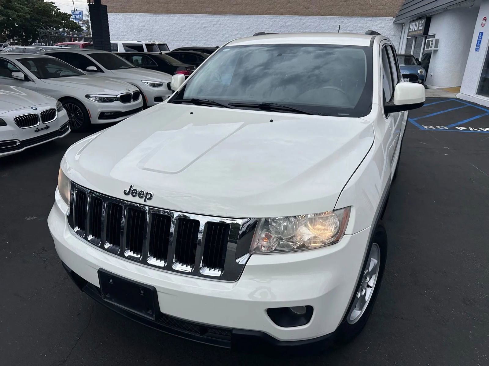 Used 2012 Jeep Grand Cherokee Laredo w/ Laredo E Group image 12