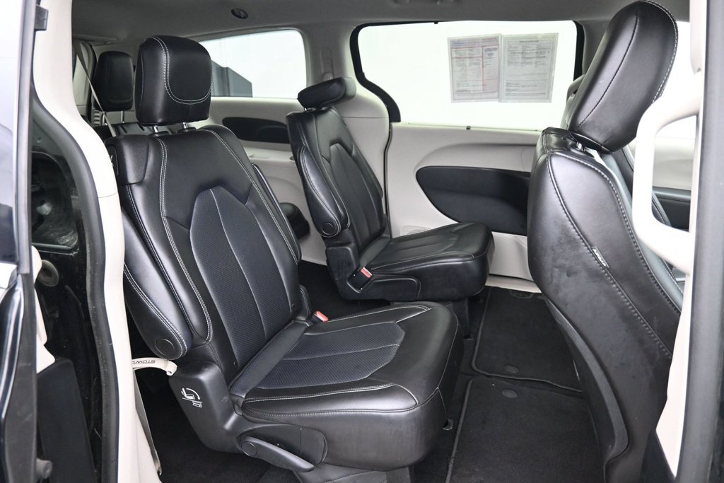 Used 2023 Chrysler Pacifica Touring-L FWD image 12