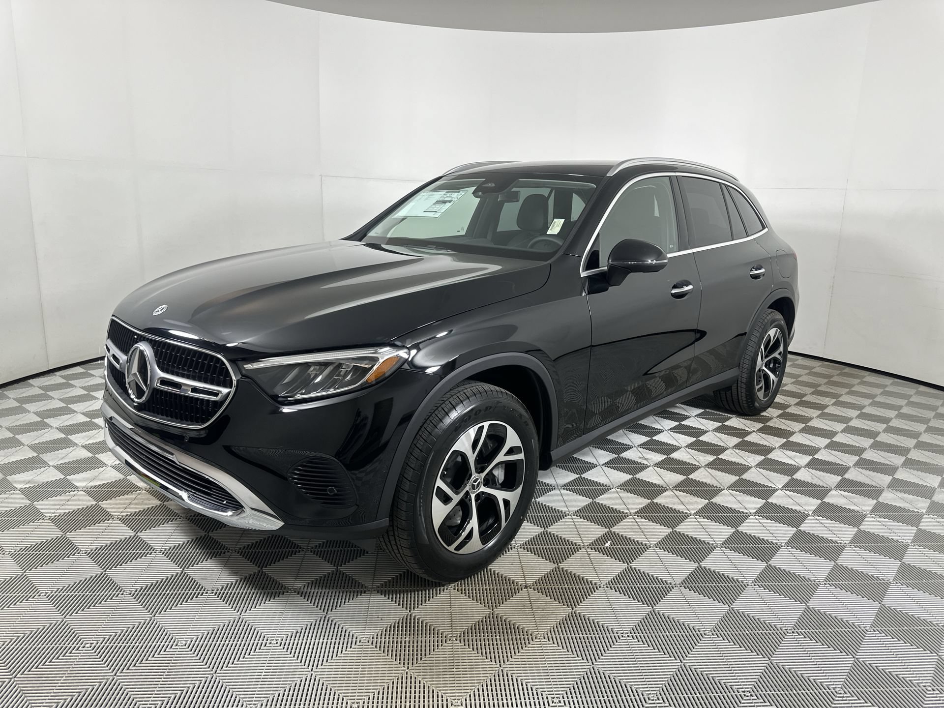 Used 2025 Mercedes-Benz GLC 350e 4MATIC image 4