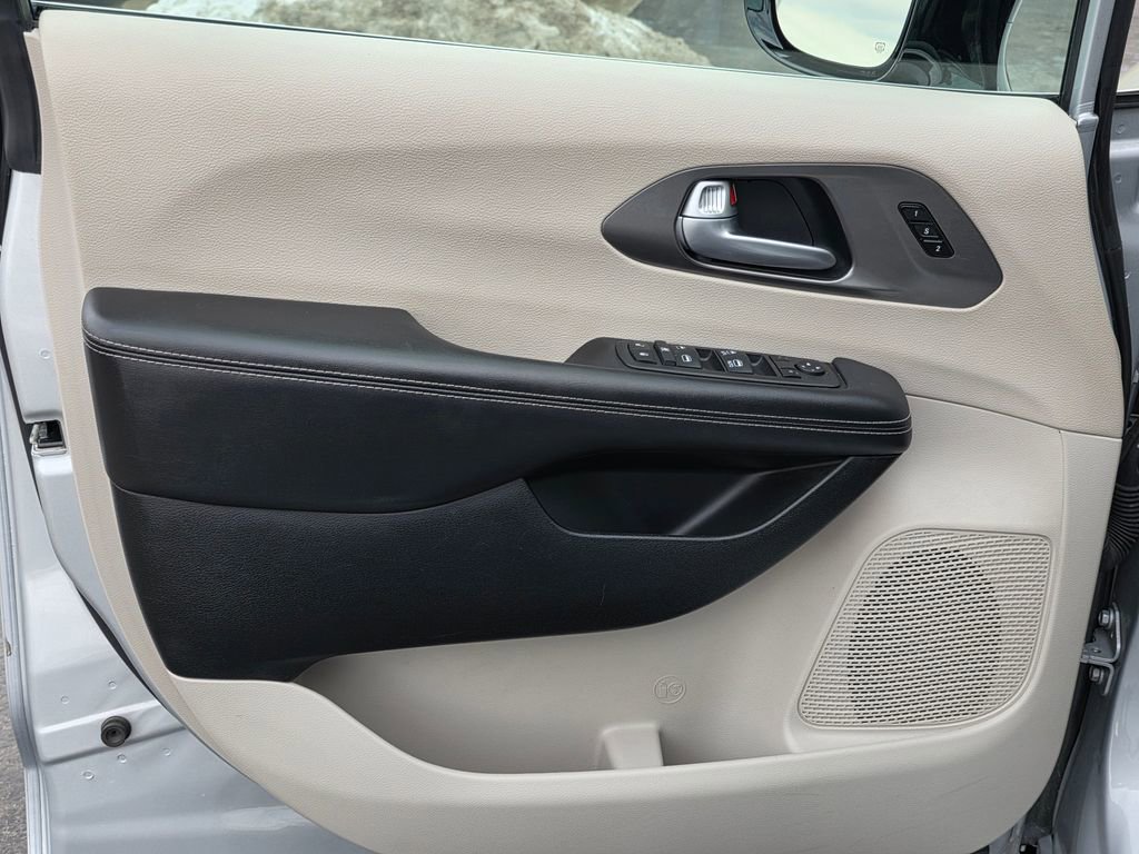 Used 2024 Chrysler Pacifica Touring-L image 12