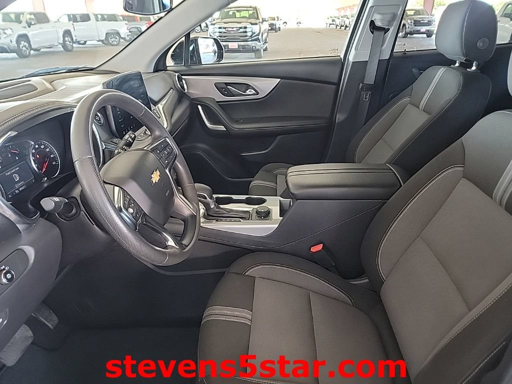 Used 2025 Chevrolet Blazer LT FWD image 2
