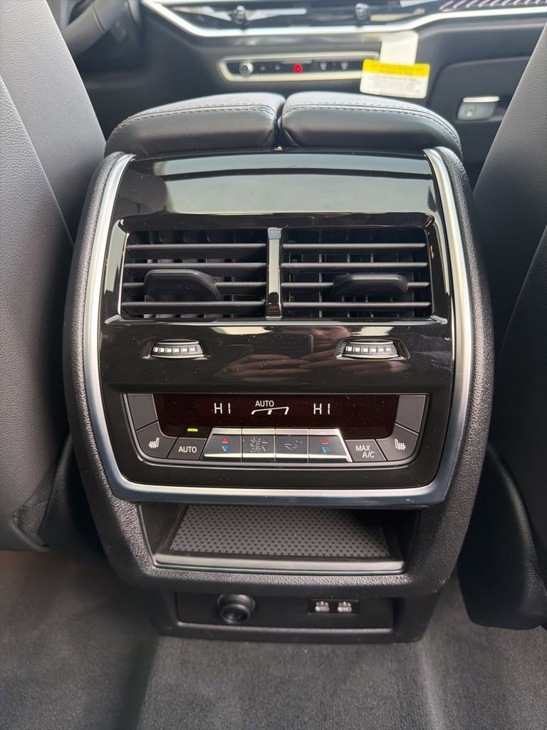 New 2026 BMW X7 M60i w/ Climate Comfort Package image 32