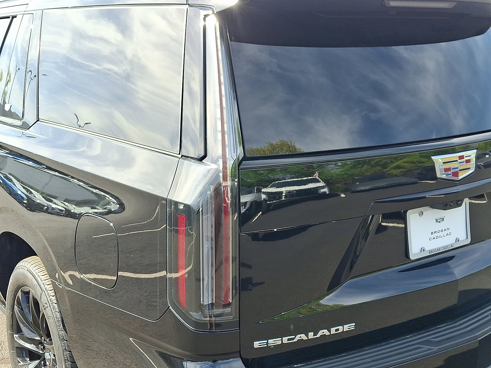 Used 2025 Cadillac Escalade ESV Sport w/ Touring Package AWD/4WD image 12