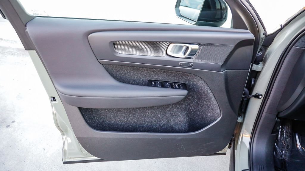 Used 2021 Volvo XC40 P8 Recharge image 22