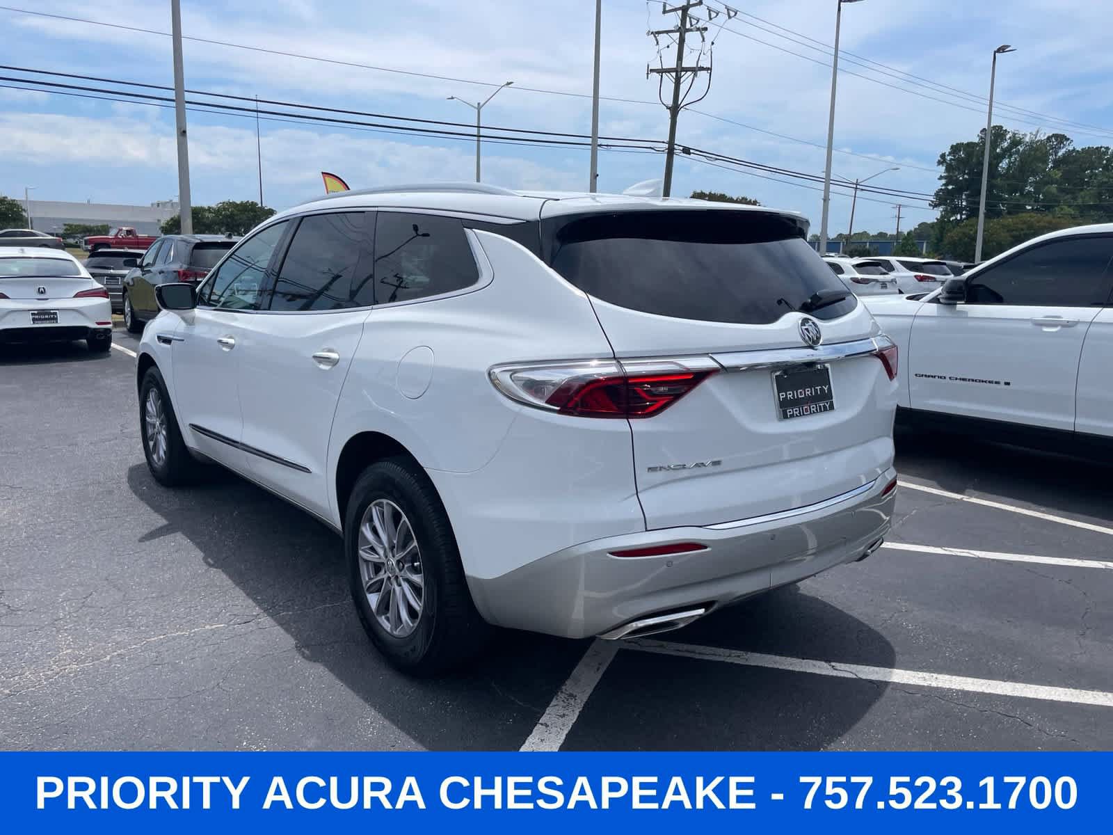 Used 2023 Buick Enclave Essence FWD image 4