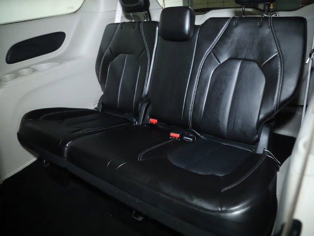 Used 2024 Chrysler Pacifica Touring-L image 14