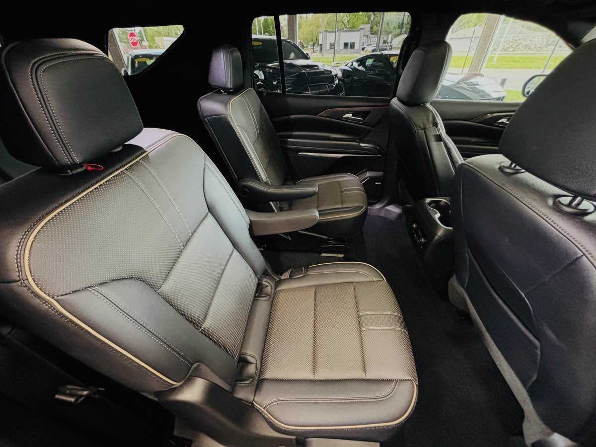 Used 2026 Chevrolet Traverse High Country FWD image 37