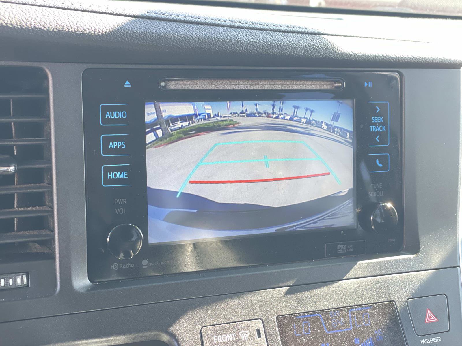 Used 2015 Toyota Sienna SE image 9