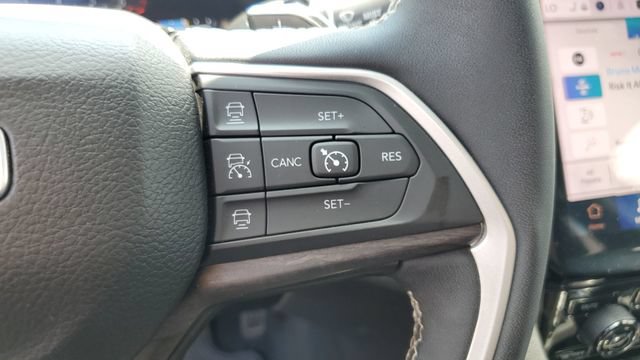 Certified 2023 Jeep Grand Cherokee L Limited AWD/4WD image 13