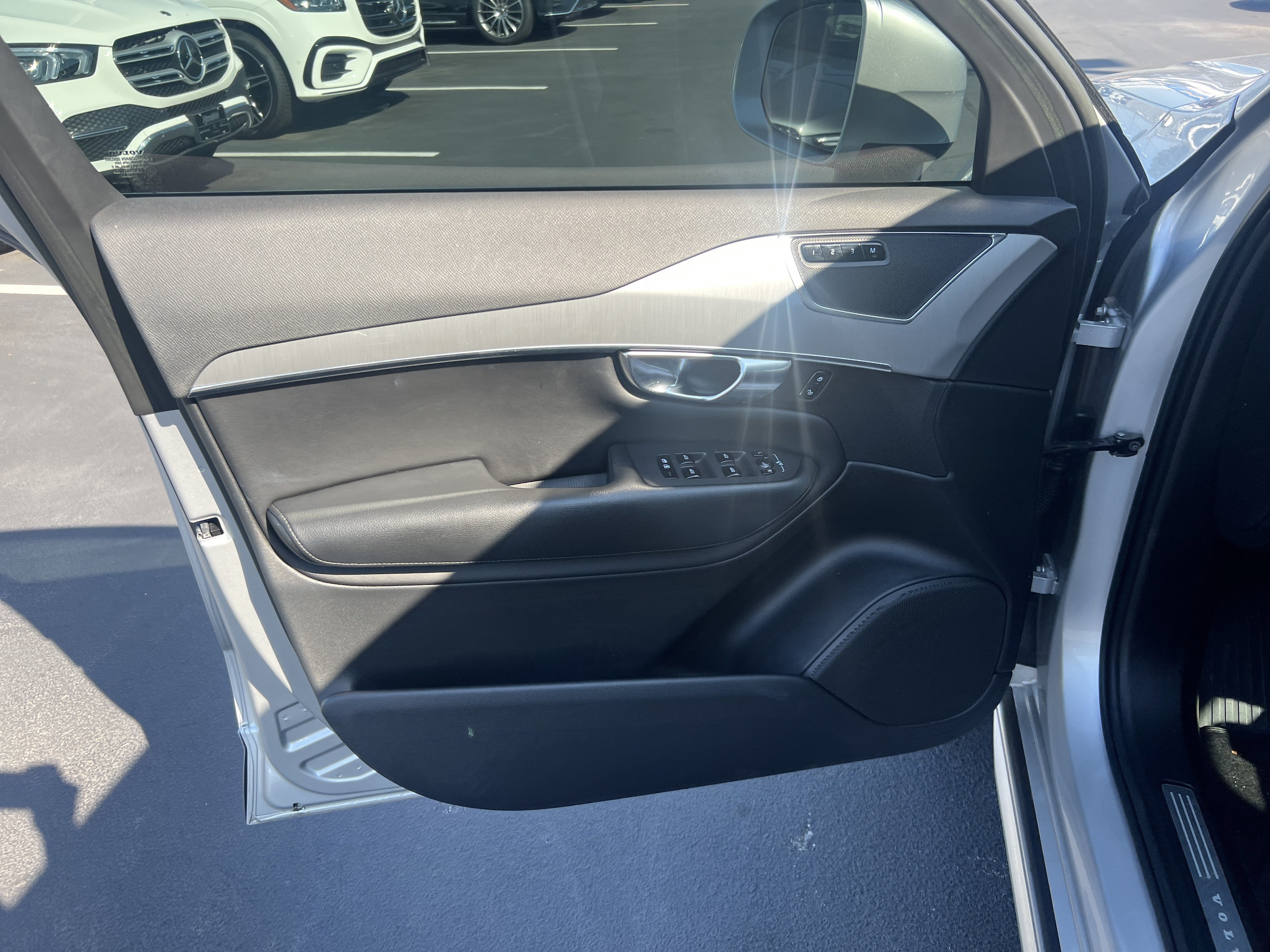 Used 2022 Volvo XC90 T5 Momentum w/ Climate Package FWD image 14