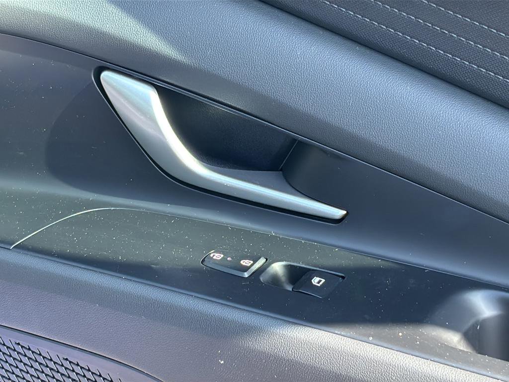 Certified 2025 Hyundai Elantra SE FWD image 38