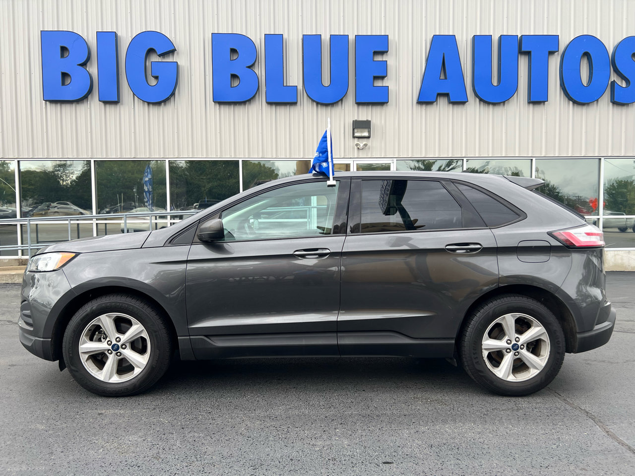 Used 2020 Ford Edge SE image 2