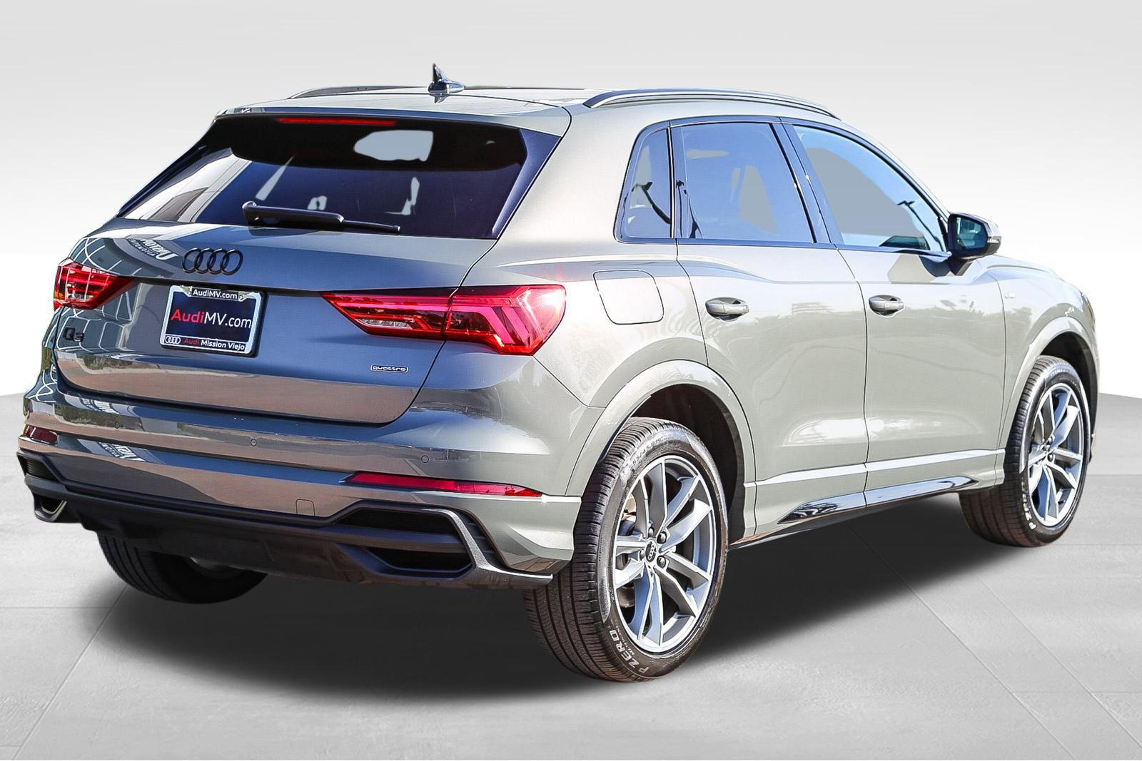 Used 2023 Audi Q3 2.0T Premium w/ Black Optic Sport Package image 9