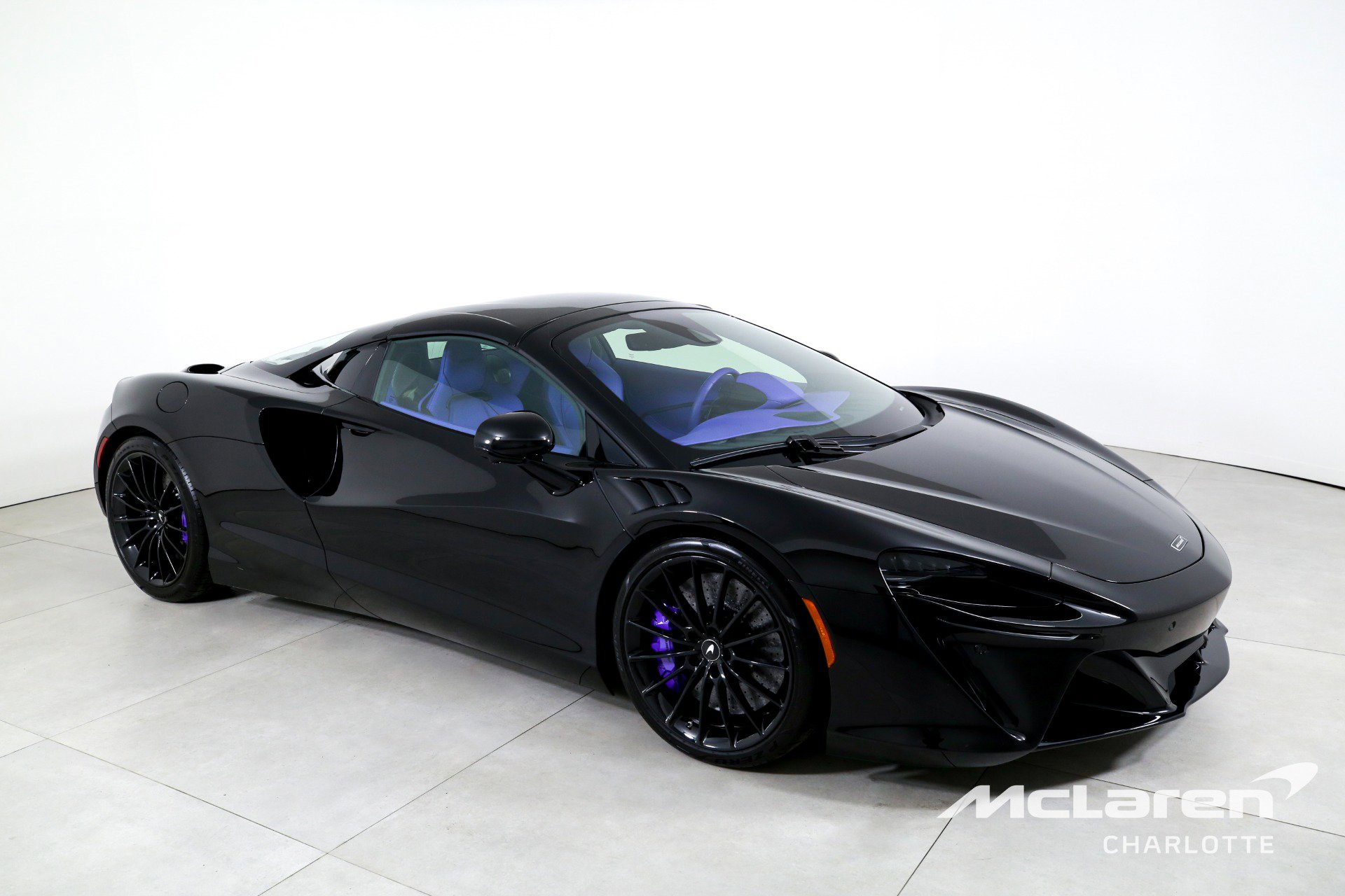 Used 2025 McLaren Artura Spider image 3