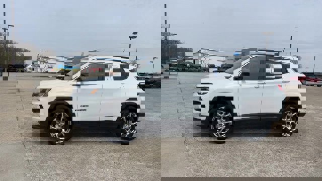 Used 2022 Jeep Compass Latitude w/ Sun and Sound Group image 5