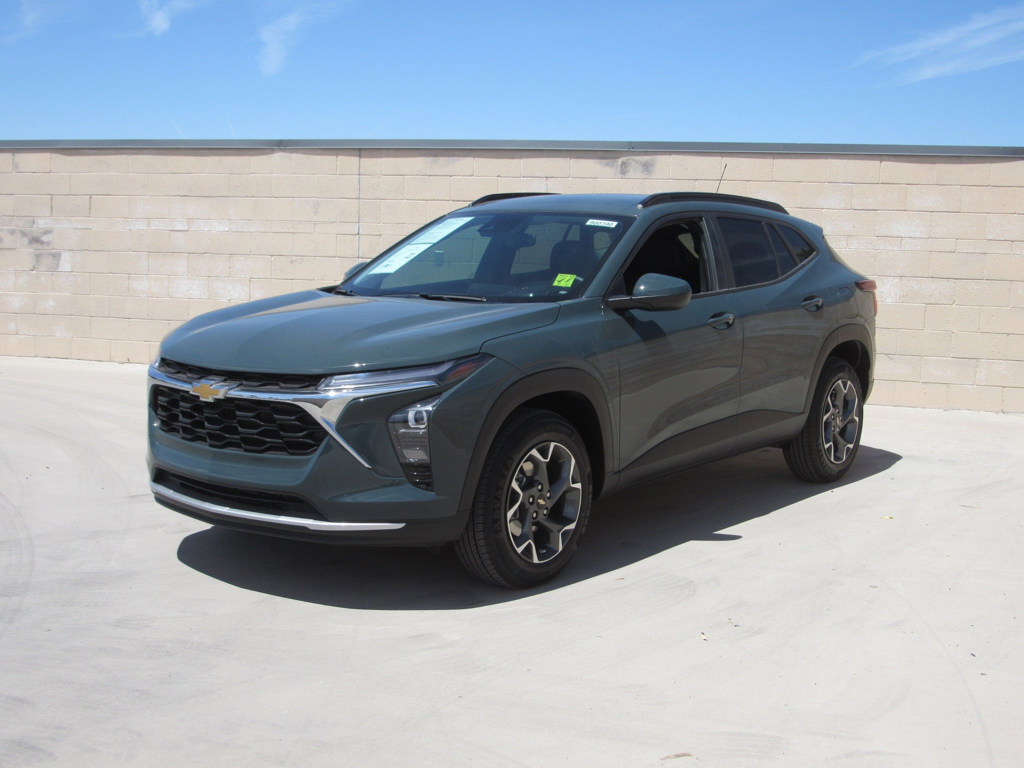 Used 2025 Chevrolet Trax LT w/ LT Convenience Package FWD image 1