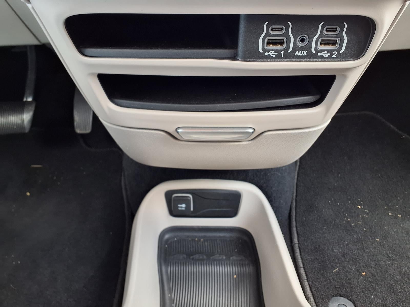 Used 2022 Chrysler Voyager LX FWD image 27