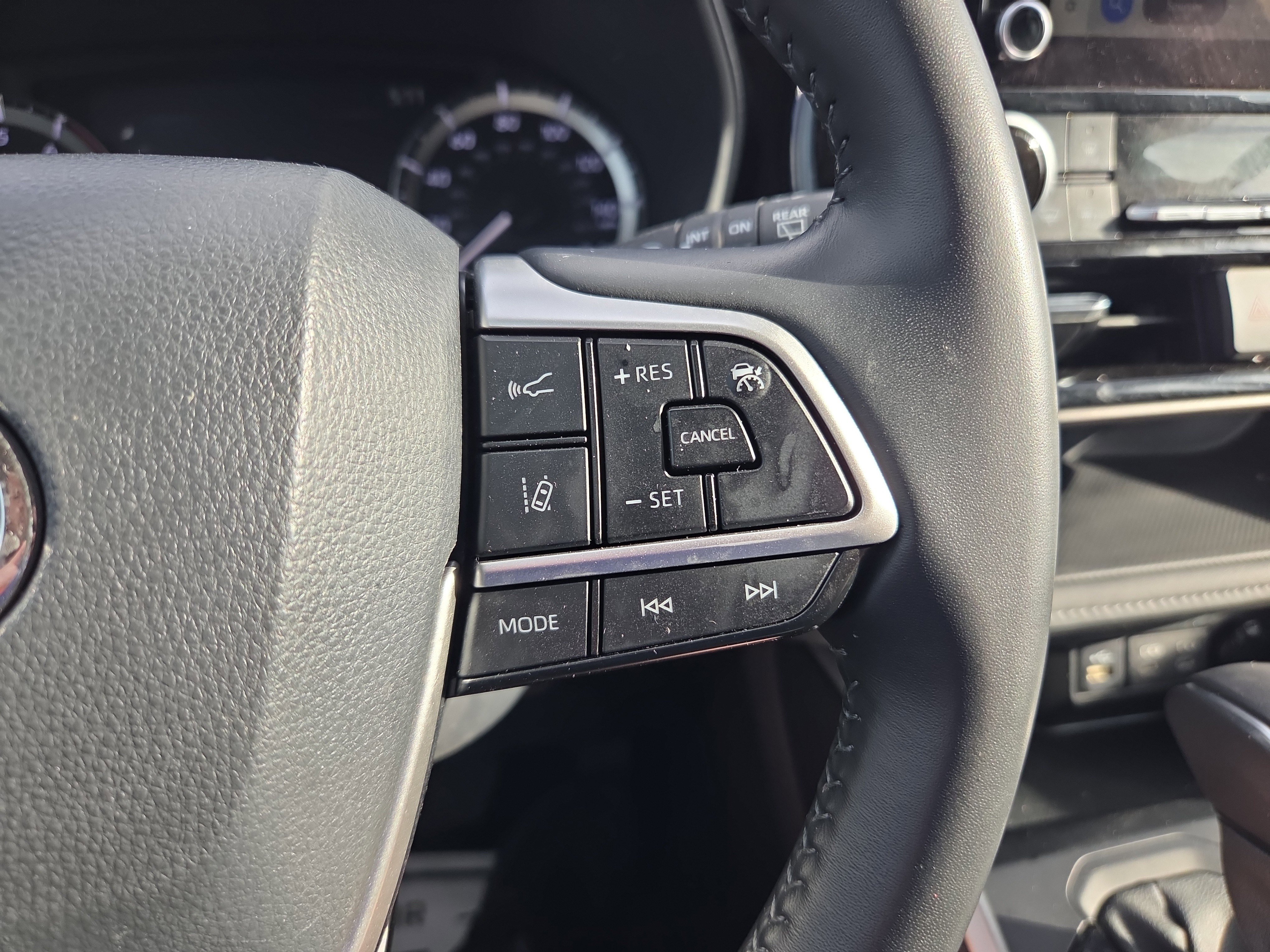 Used 2024 Toyota Highlander LE AWD/4WD image 20