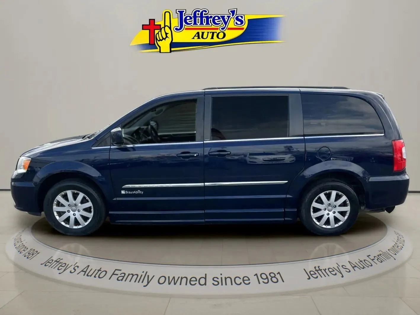 Used 2014 Chrysler Town & Country Touring image 3