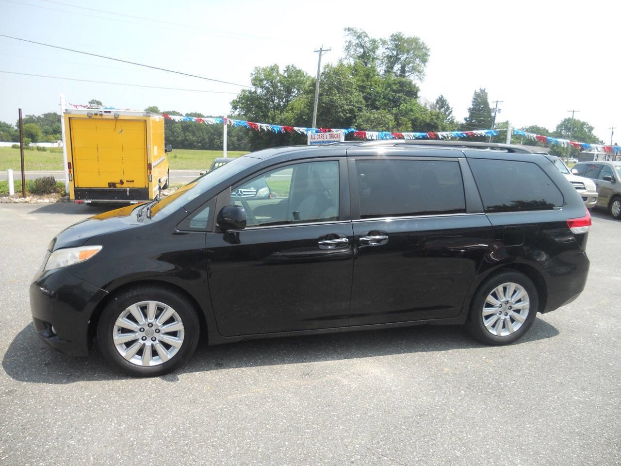 Used 2012 Toyota Sienna XLE w/ XLE Navigation Pkg image 9