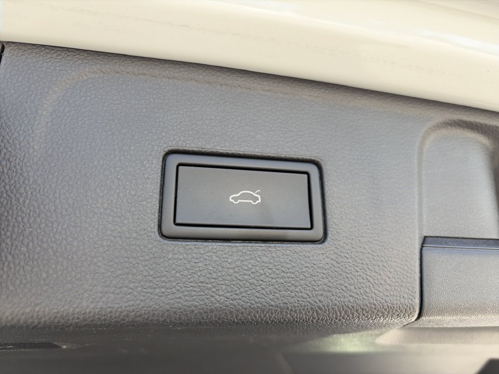 Certified 2025 Volkswagen Atlas Peak Edition SE AWD/4WD image 30