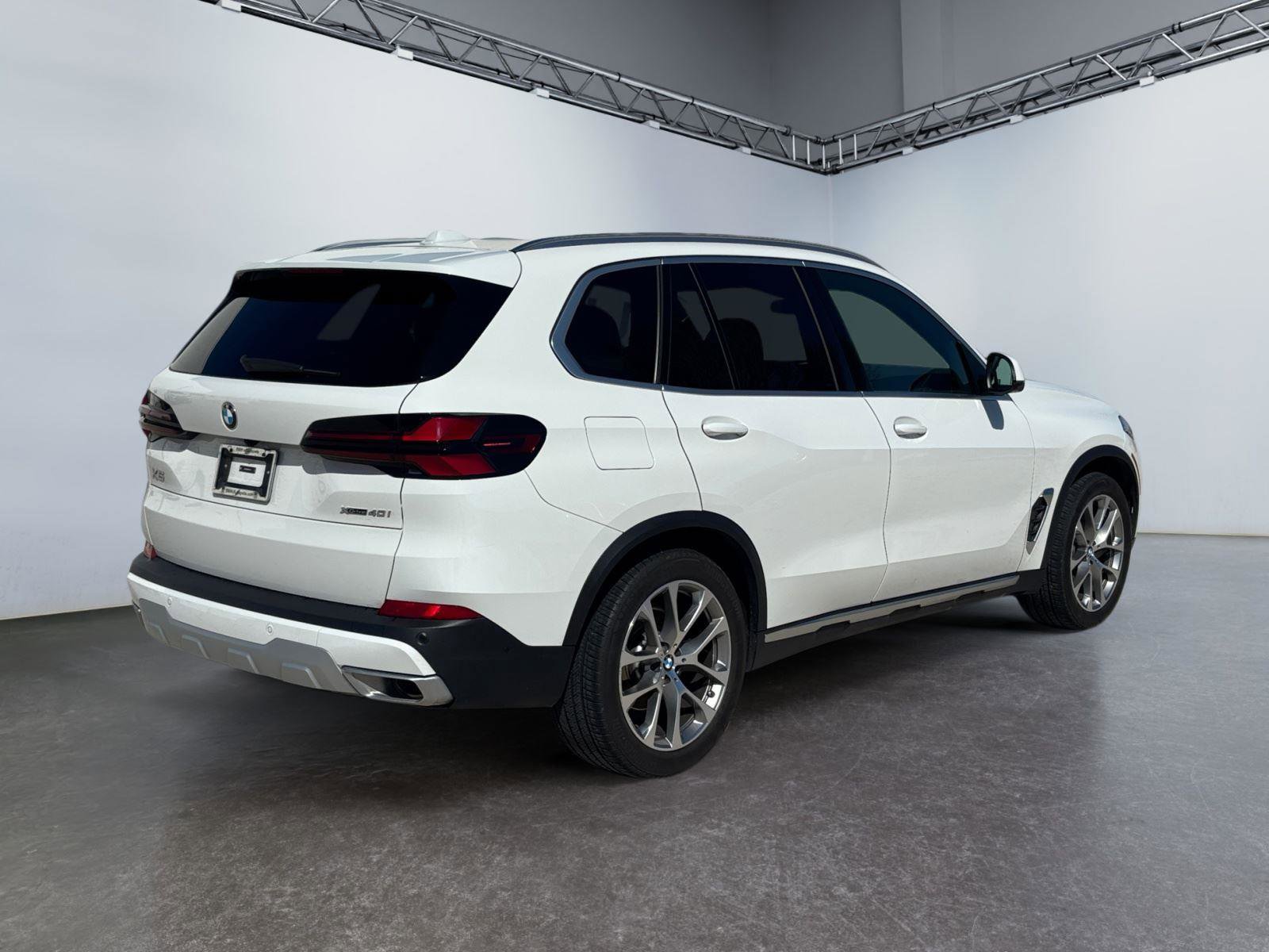 Used 2024 BMW X5 xDrive40i w/ Parking Assistance Package AWD/4WD image 3