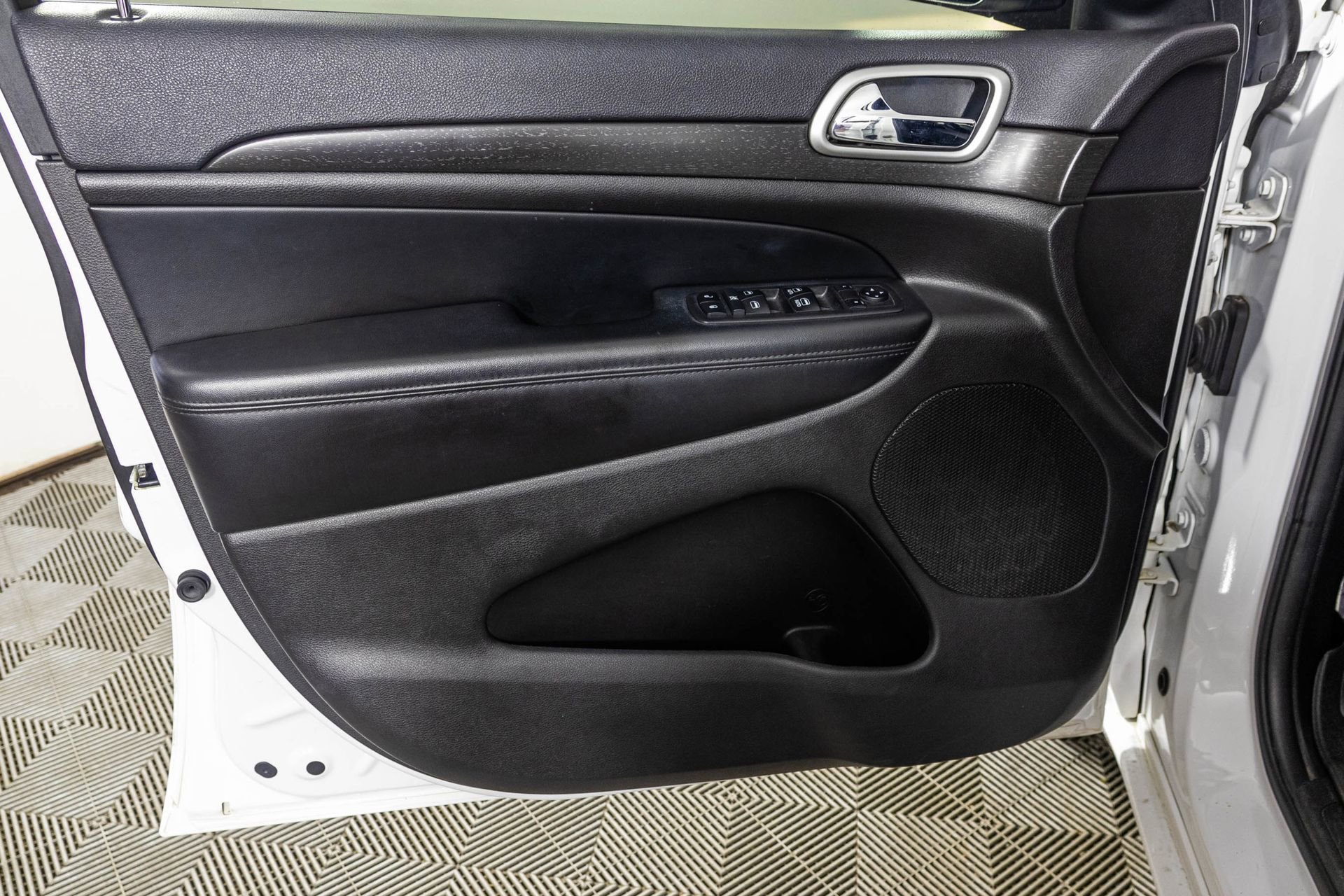 Used 2018 Jeep Grand Cherokee Altitude image 39