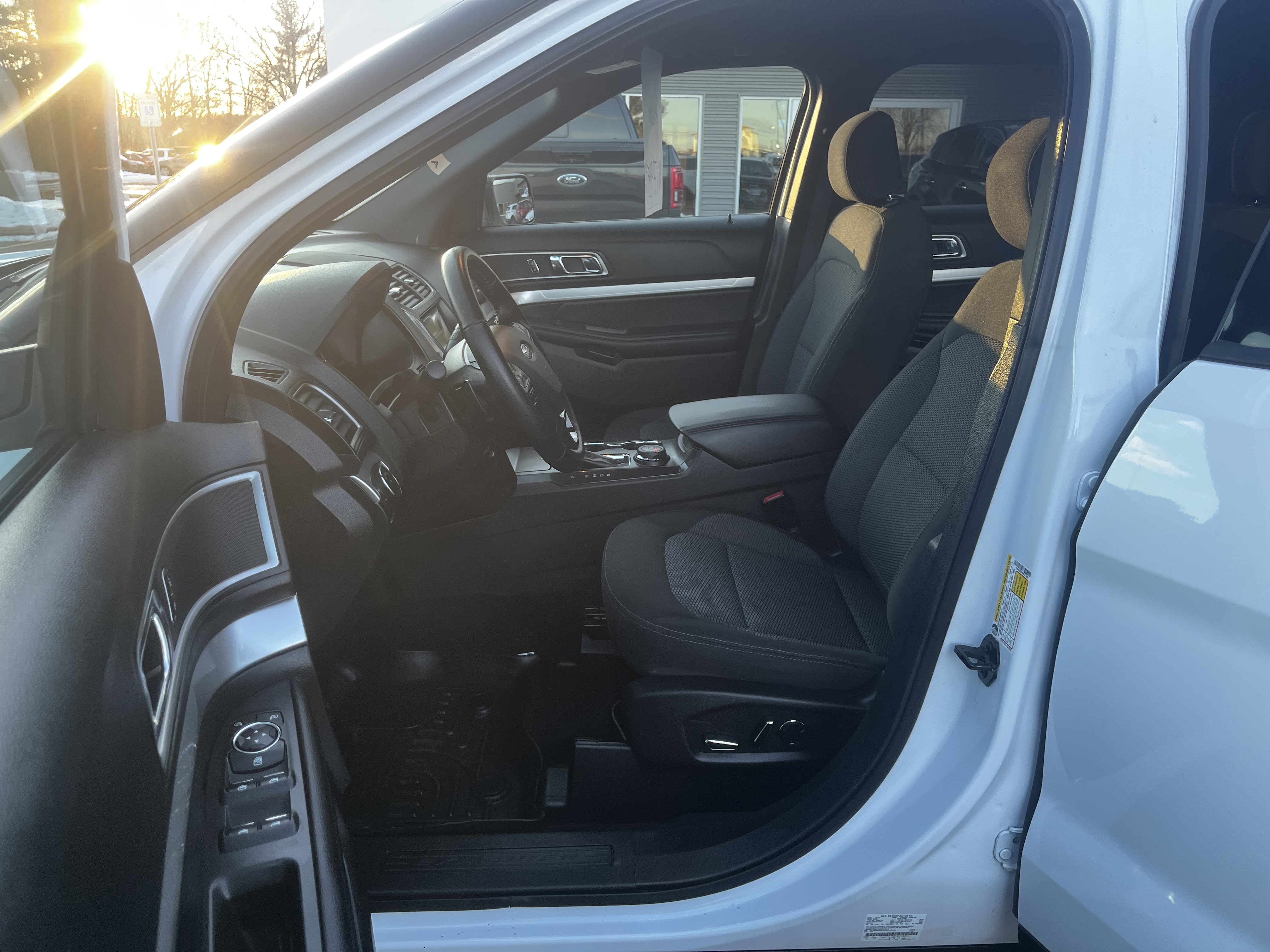 Used 2017 Ford Explorer XLT w/ Equipment Group 201A AWD/4WD image 9