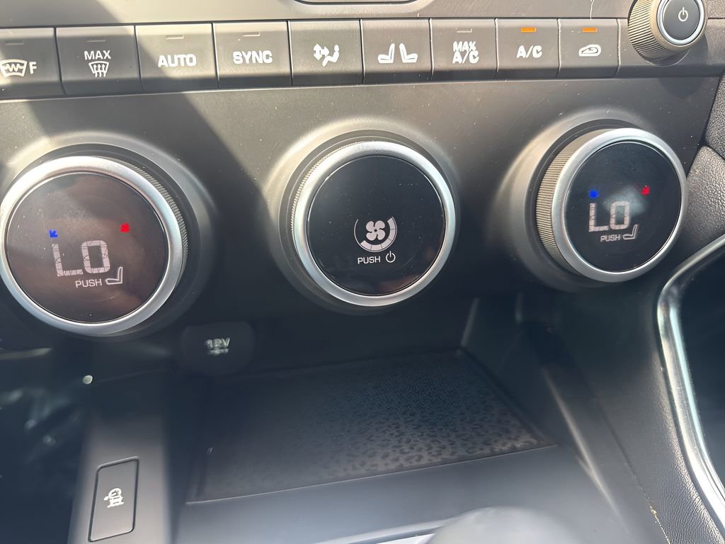 Used 2020 Jaguar E-PACE R-Dynamic SE image 16