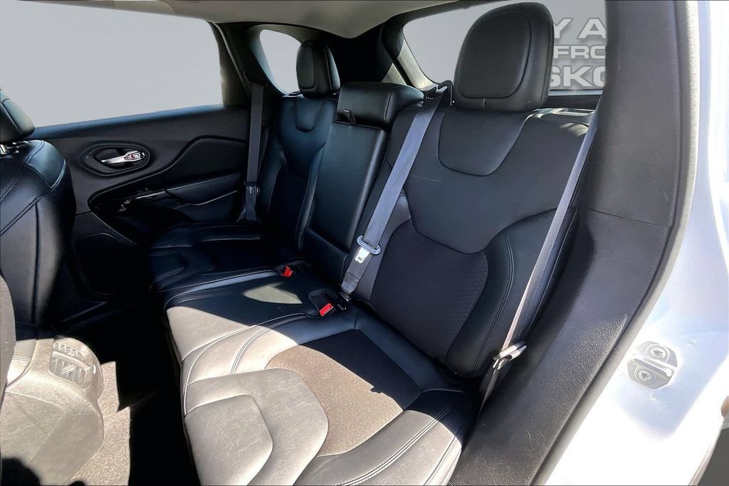 Used 2021 Jeep Cherokee Latitude Plus AWD/4WD image 24