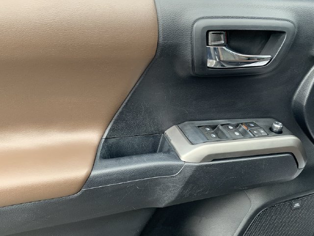 Used 2018 Toyota Tacoma Limited RWD image 17