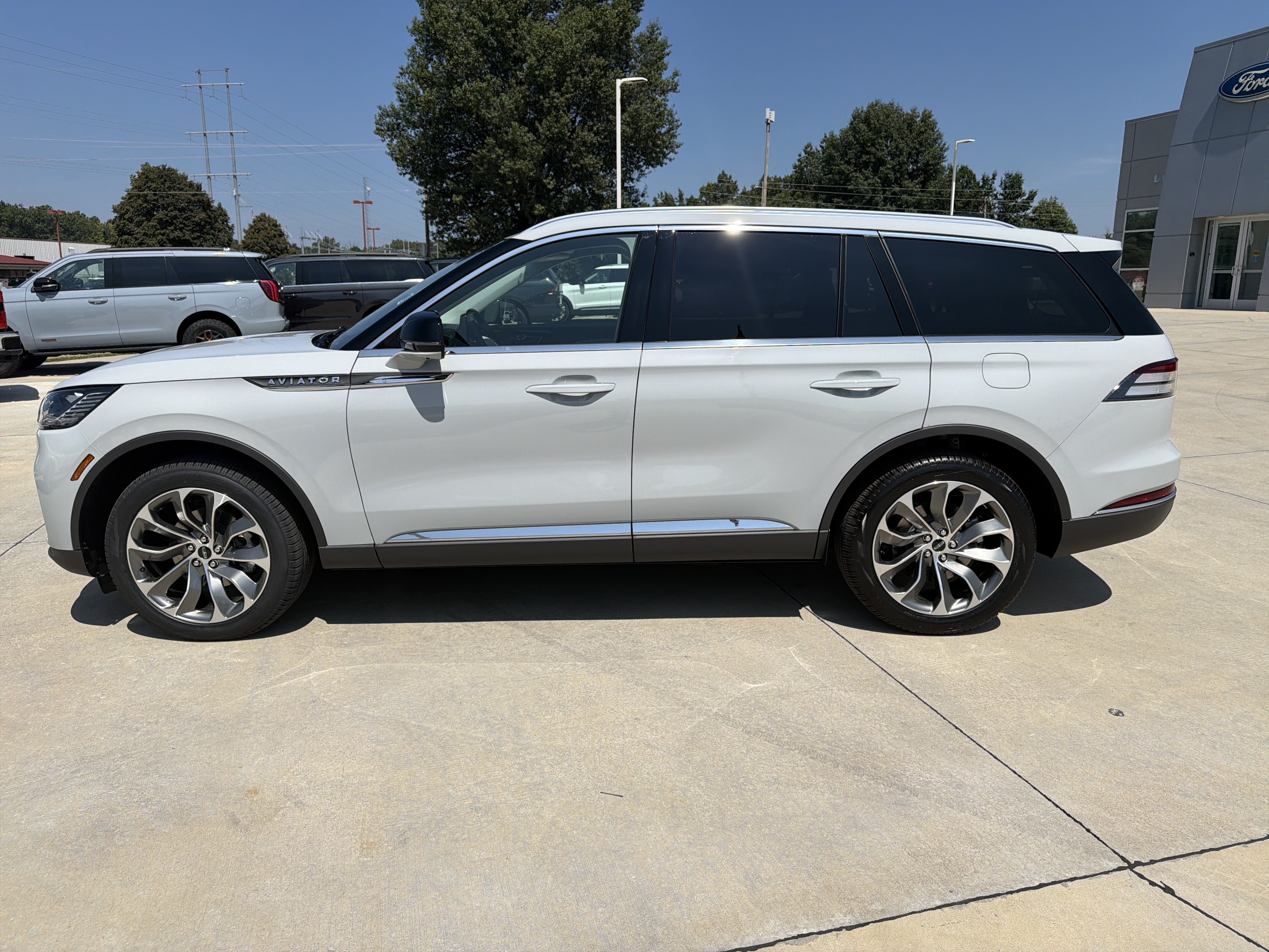 New 2027 Lincoln Aviator AWD image 4