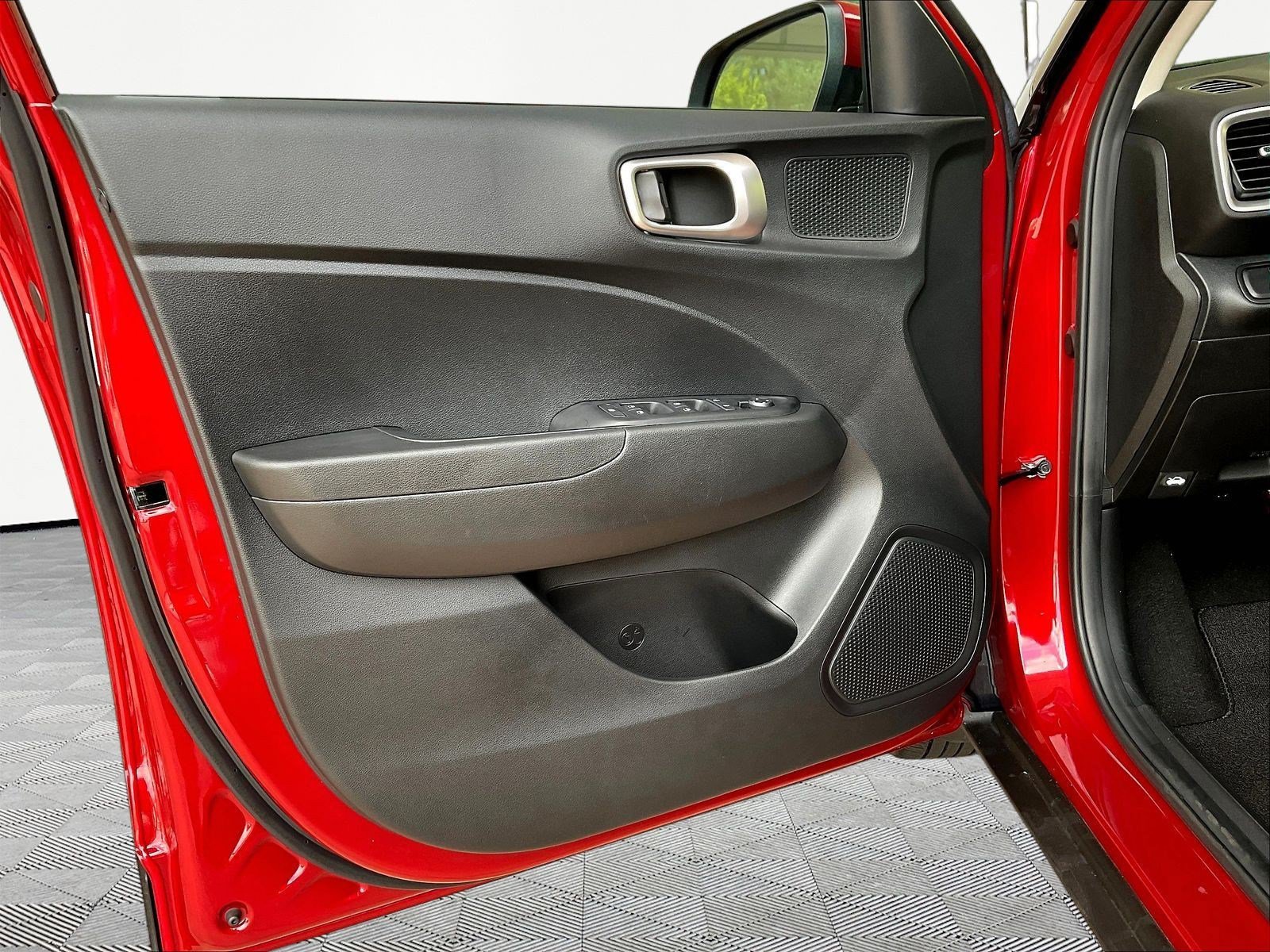 Used 2025 Hyundai Venue SE FWD image 18