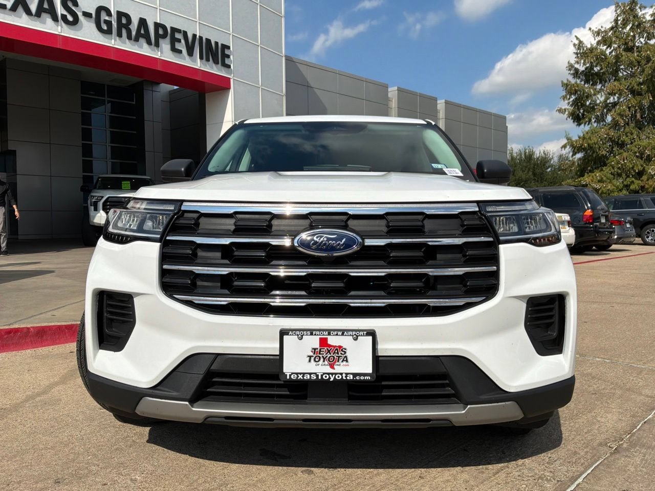 Used 2026 Ford Explorer Active RWD image 3
