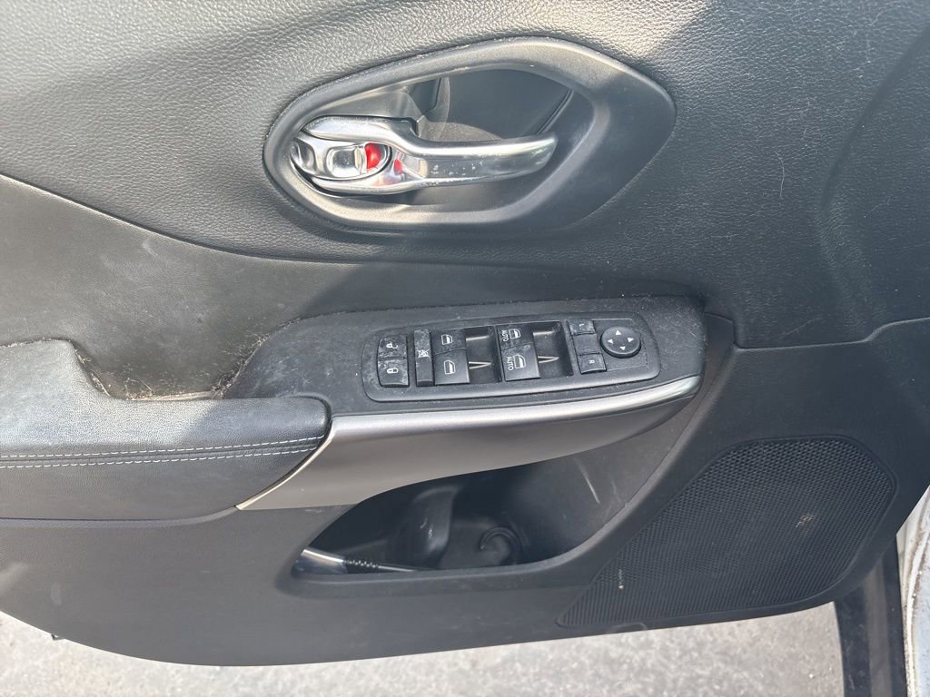 Used 2019 Jeep Cherokee Latitude Plus w/ Cold Weather Group image 8