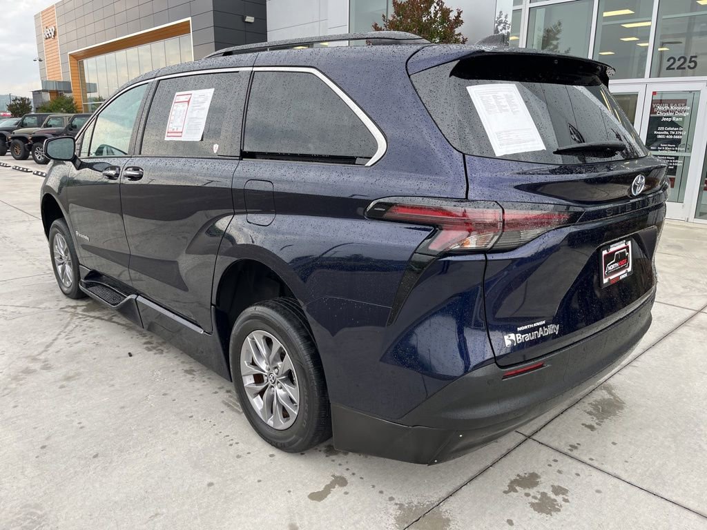 Used 2024 Toyota Sienna XLE w/ XLE Plus Package FWD image 17