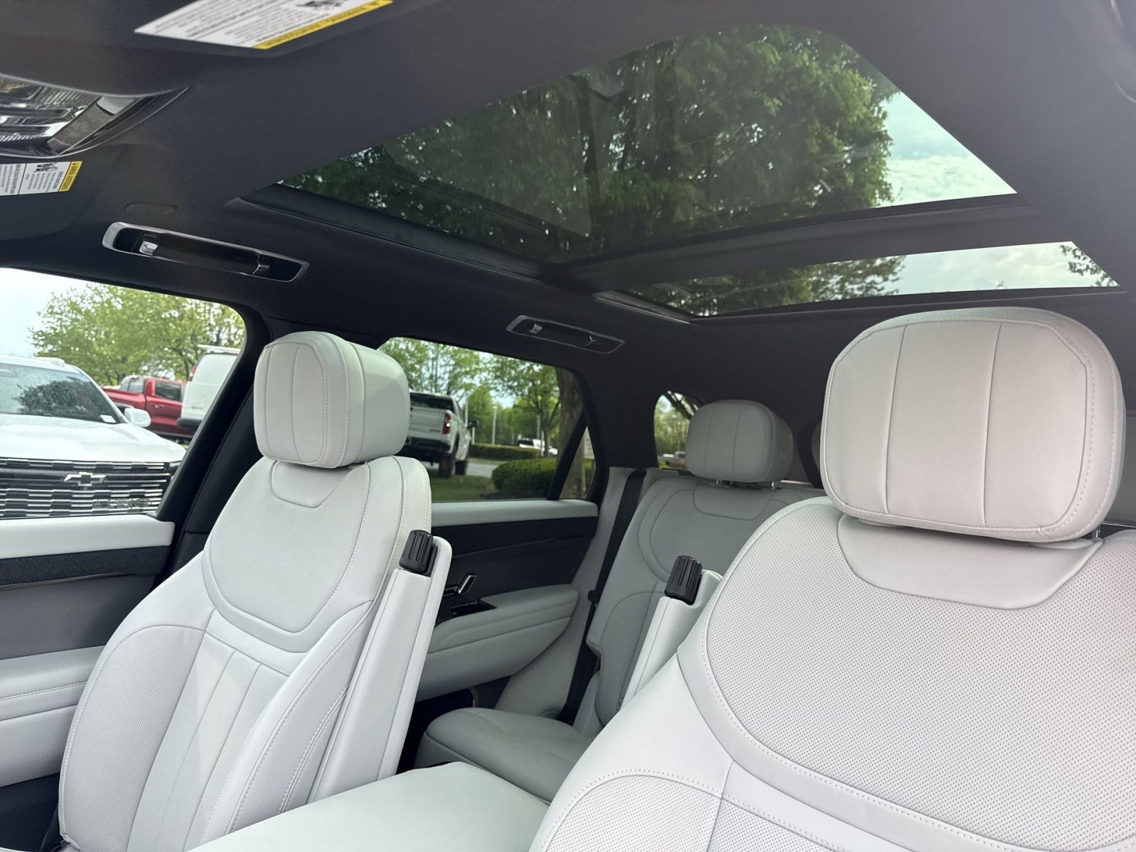 Used 2024 Land Rover Range Rover Sport SE AWD/4WD image 19