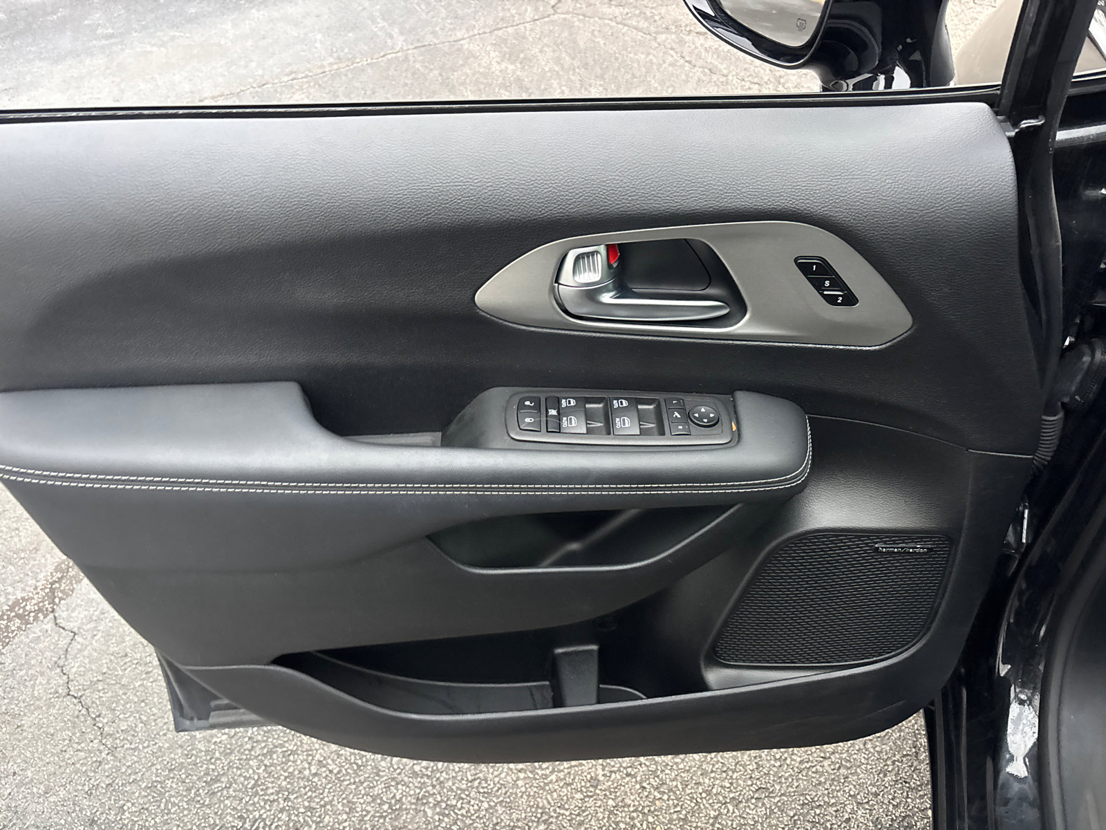 Used 2023 Chrysler Pacifica Limited w/ Uconnect Theater Family Group image 11