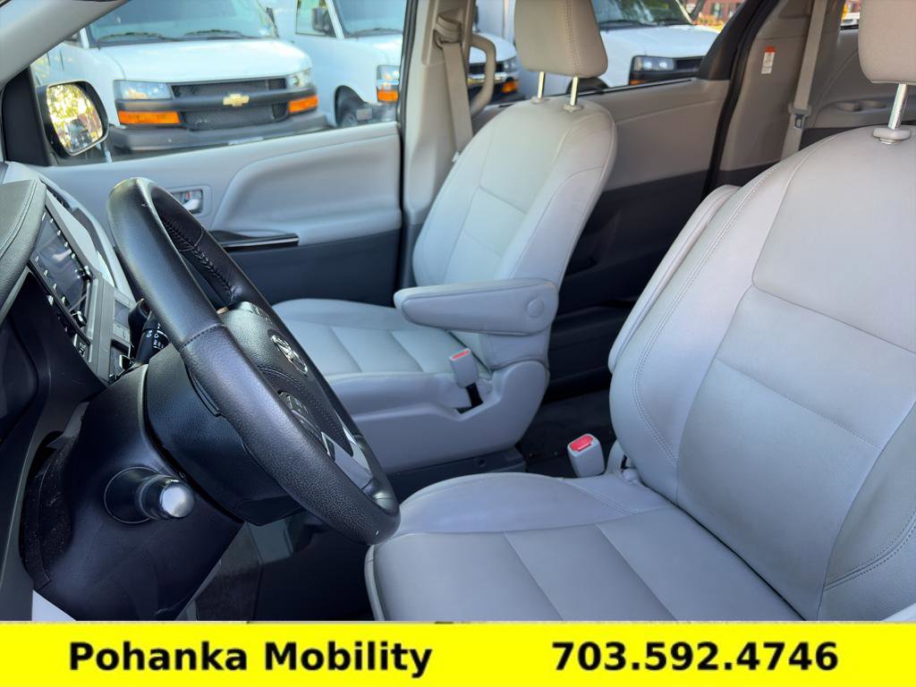 Used 2020 Toyota Sienna XLE w/ XLE Navigation Package FWD image 32