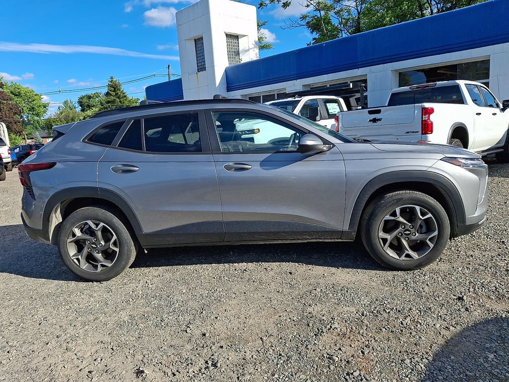 Used 2024 Chevrolet Trax LT FWD image 9