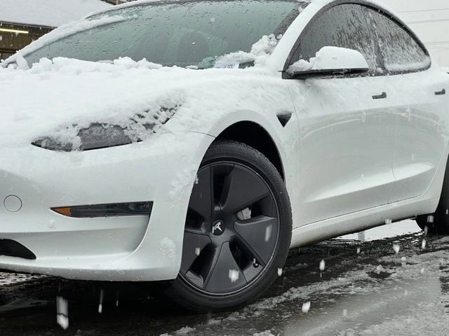 Used 2023 Tesla Model 3 Standard Range image 2