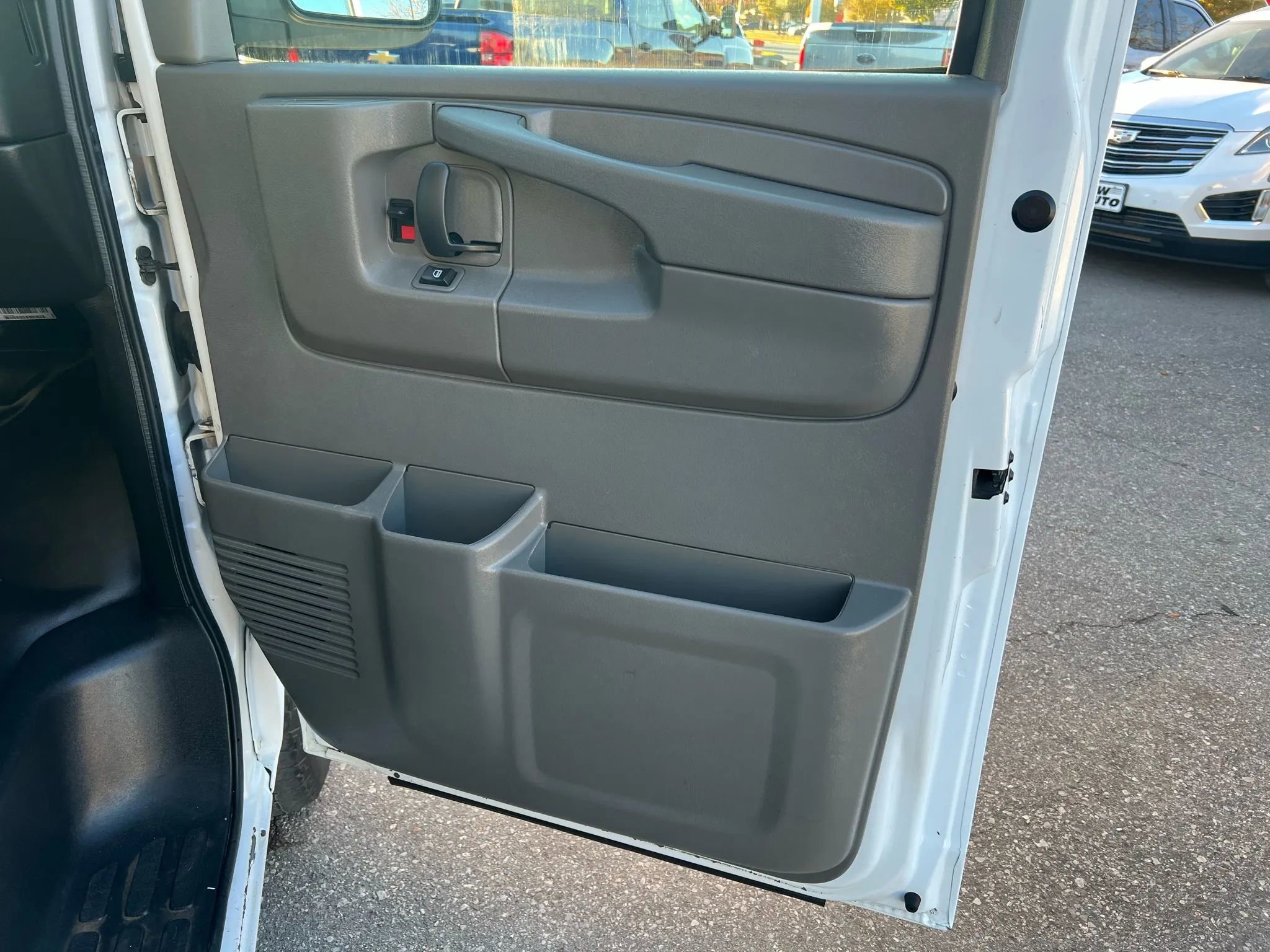 Used 2015 Chevrolet Express 2500 image 30