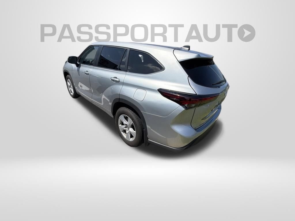 Used 2024 Toyota Highlander LE AWD/4WD image 4