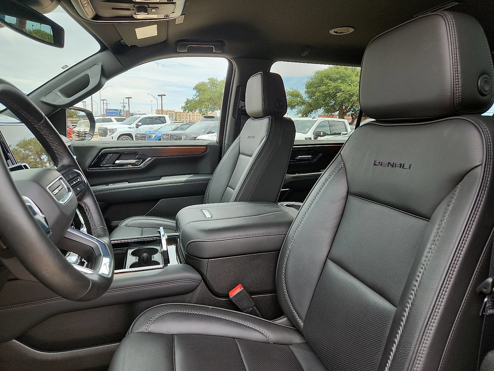 Used 2025 GMC Yukon XL Denali AWD/4WD image 13