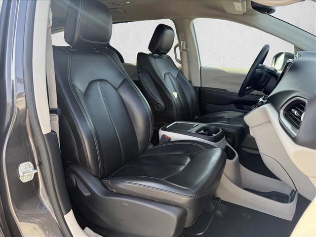 Used 2023 Chrysler Pacifica Touring-L FWD image 13