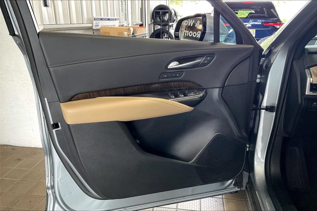 Used 2025 Cadillac XT4 Premium Luxury FWD image 2