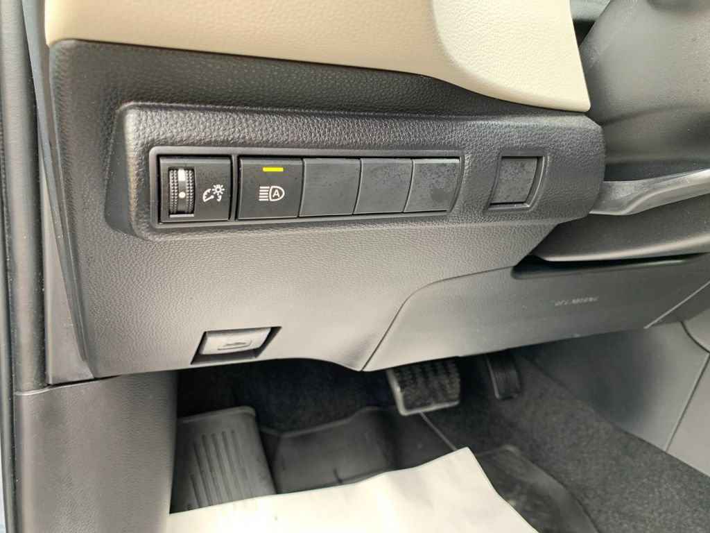 Used 2022 Toyota Corolla LE FWD image 30